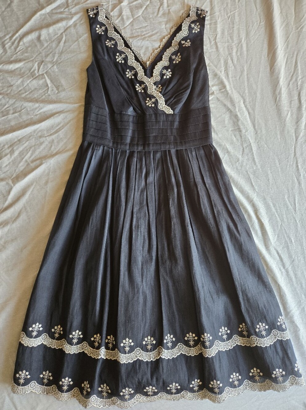 Ann Taylor Black Silk Blend Embroidered V-Neck Dress Size 2